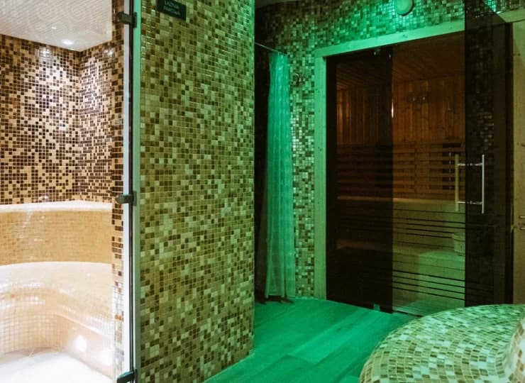 Dostępna jest sauna fińska, parowa, IR, a także słoneczna łączka
