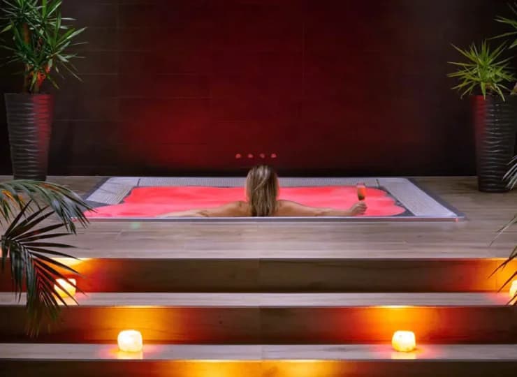 Lub wziąć odprężającą kąpiel w jacuzzi