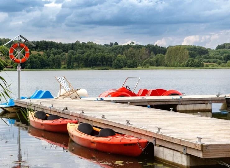 Goście mogą wypożyczyć kajaki, rowery wodne oraz łódki