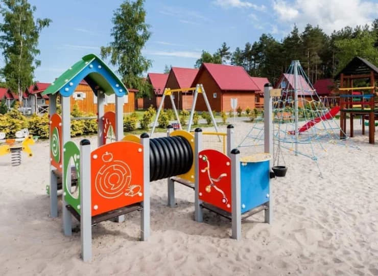 Na dzieci czeka moc atrakcji na kolorowym placu zabaw