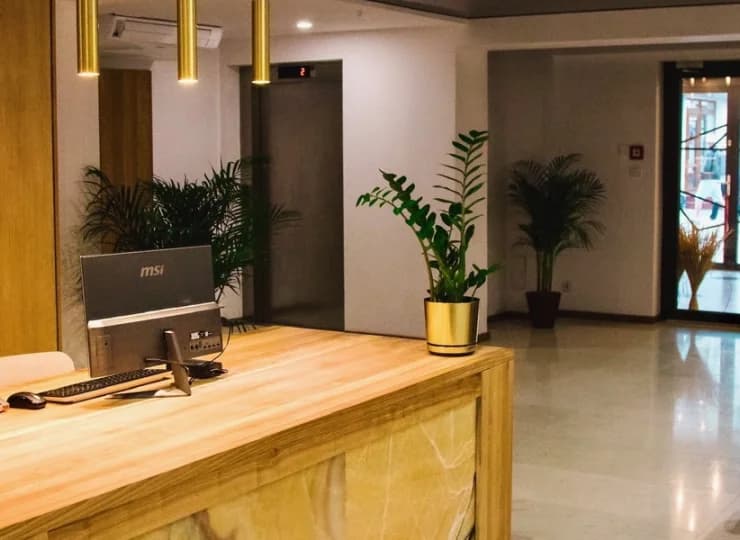 Hotel zlokalizowano w centrum nadmorskiego kurortu