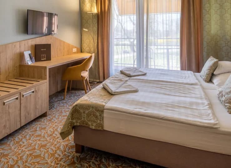 W każdym pokoju znajduje się sejf, TV LCD, minibar, dostęp do Wi-Fi