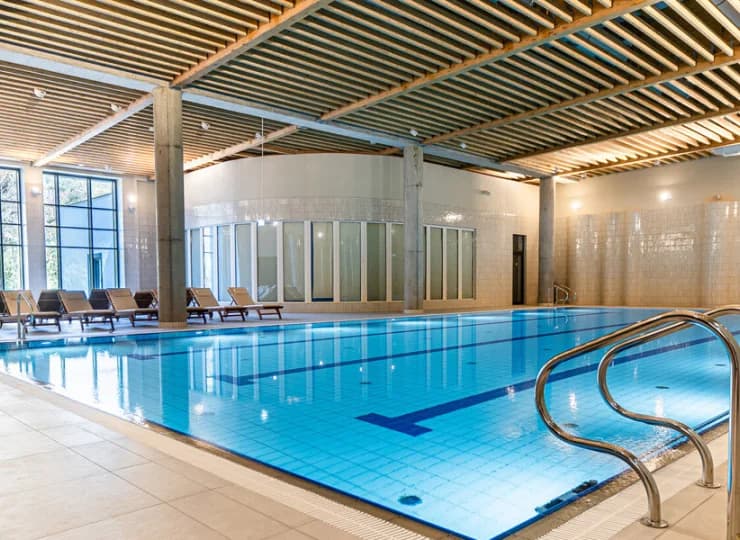 Instytut Sofra posiada nowoczesną strefę wellness z krytym basenem i saunami