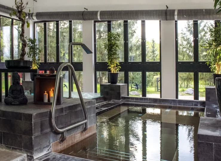 W strefie basenowej jest niecka jacuzzi