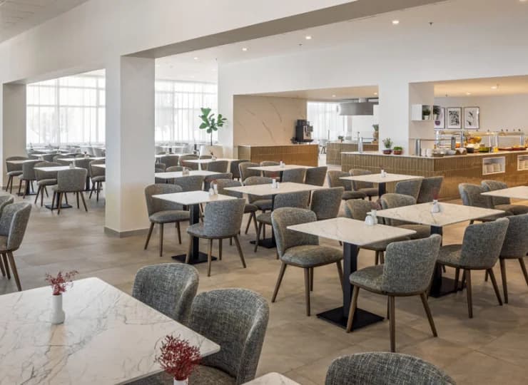 Restauracja bufetowa jest bardzo przestronna