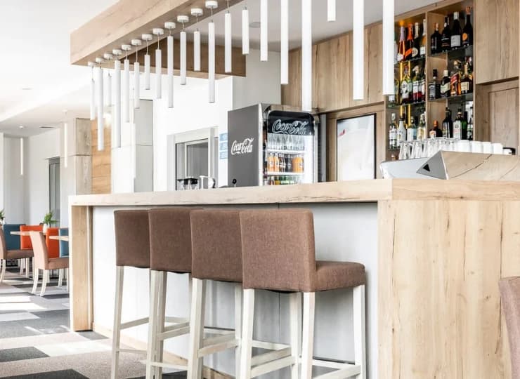 Przy całodobowej recepcji działa Lobby Bar
