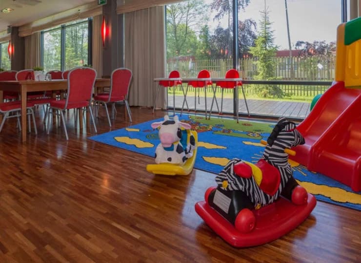 Dla najmłodszych przygotowano atrakcyjny plac i salę zabaw oraz kącik w jadalni