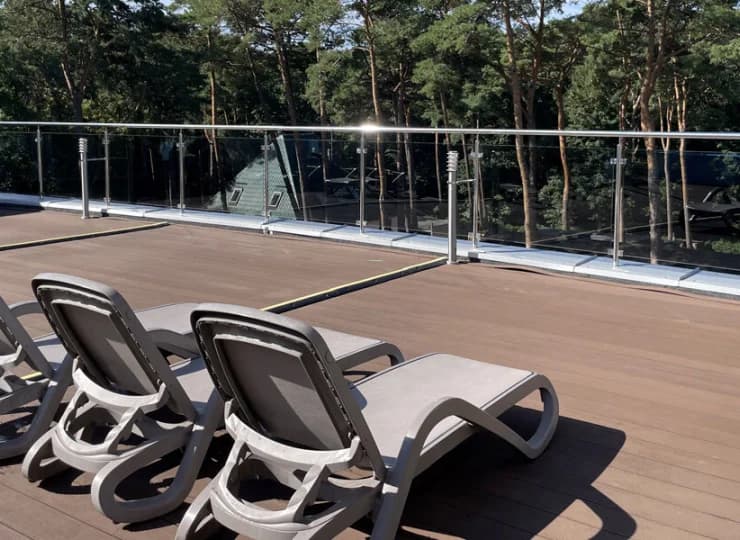 Obok jacuzzi jest tam taras słoneczny z leżakami