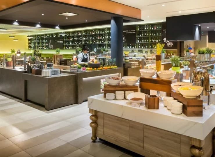W hotelu mieszczą się trzy restauracje oraz bary