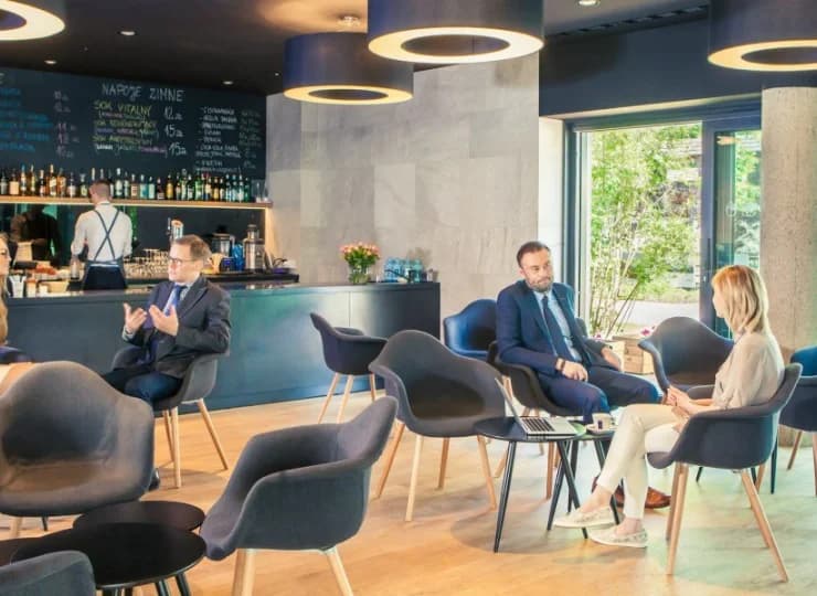 Ofertę kulinarną uzupełnia oryginalnie zaaranżowany Lobby Bar
