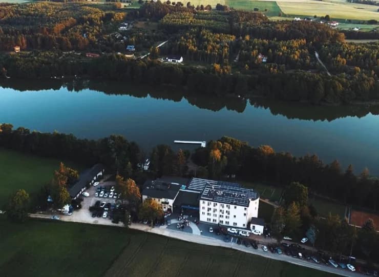 Ośrodek jest położony na prawdziwym półwyspie wchodzącym w głąb jeziora