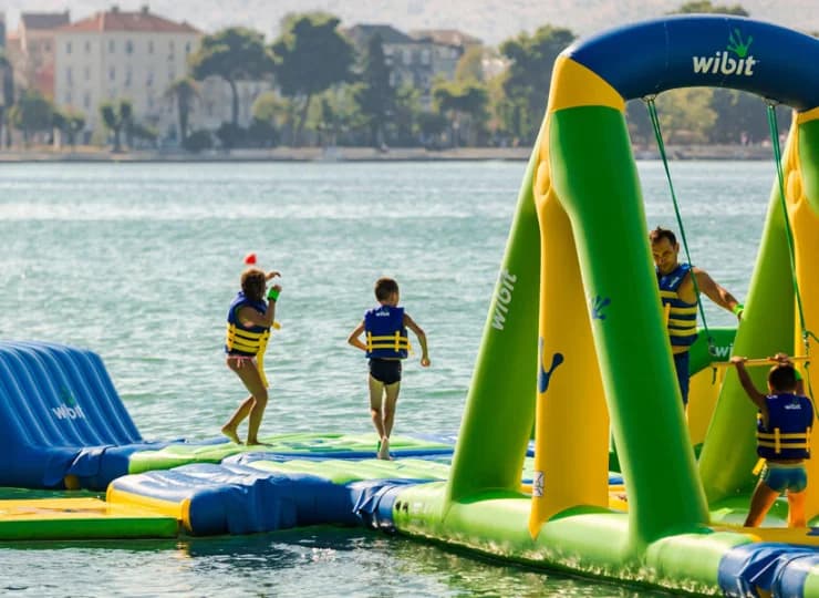 Tuż obok znajduje się plaża z atrakcjami wodnymi