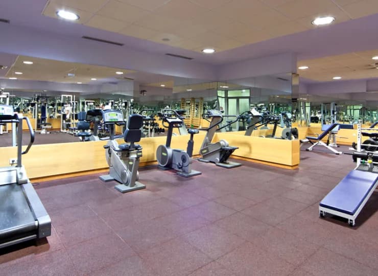 Goście ceniący aktywność mogą odbywać treningi w centrum fitness