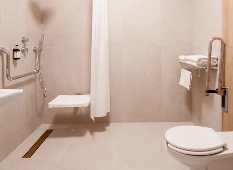 W pokojach standard są łazienki przystosowane do potrzeb osób niepełnosprawnych