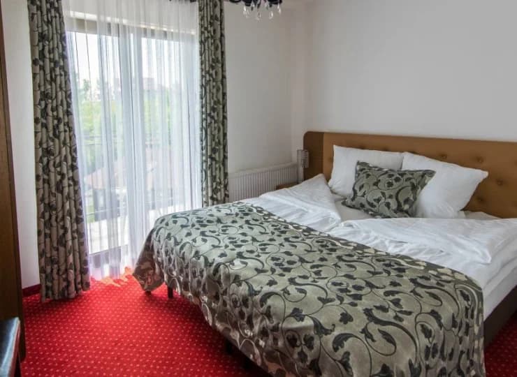 Wnętrza są wyposażone w TV, WiFi oraz balkon