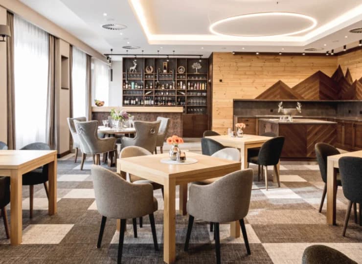 Hotelowa restauracja serwuje m. in. śniadania w formie bufetu