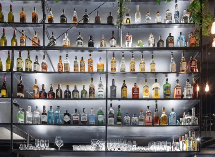 Bar oferuje szeroki wybór różnorodnych trunków