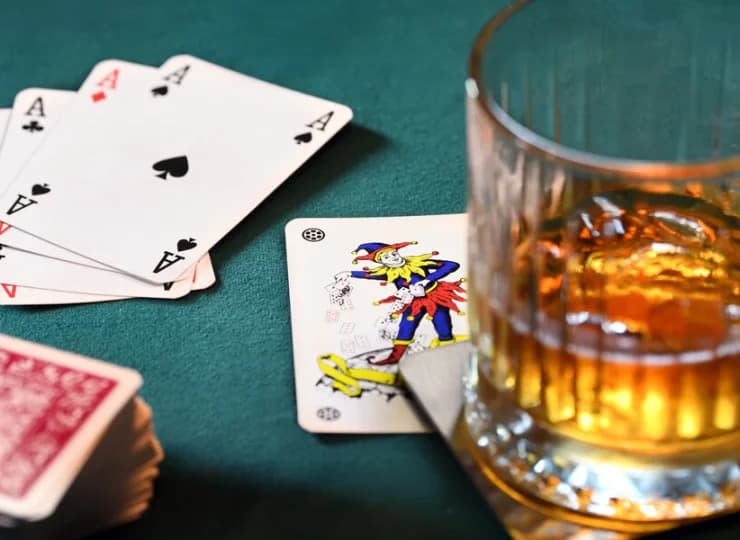 To dobre miejsce na partię pokera i wyborne trunki