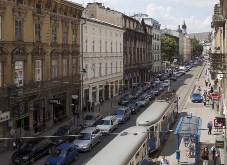 Z okien aparthotelu widać dach i wieże Kościoła Mariackiego