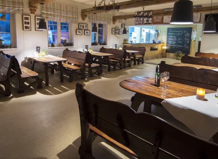 Hotelowa restauracja serwuje dania kuchni polskiej i europejskiej