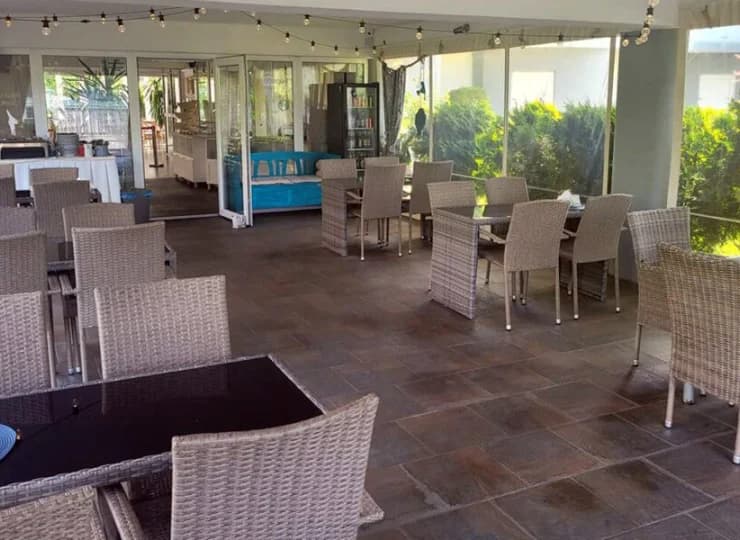Sala restauracyjna jest połączona z zadaszonym patio
