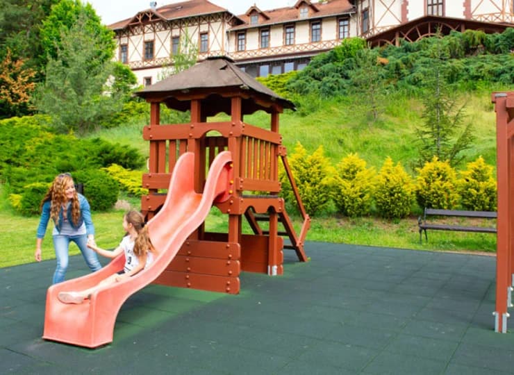 Dla dzieci przygotowano zewnętrzny plac zabaw