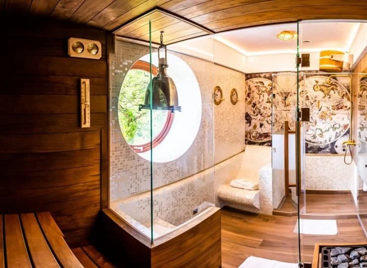 Opalana węglem sauna sąsiaduje z miejscem relaksu oraz chłodzącym prysznicem