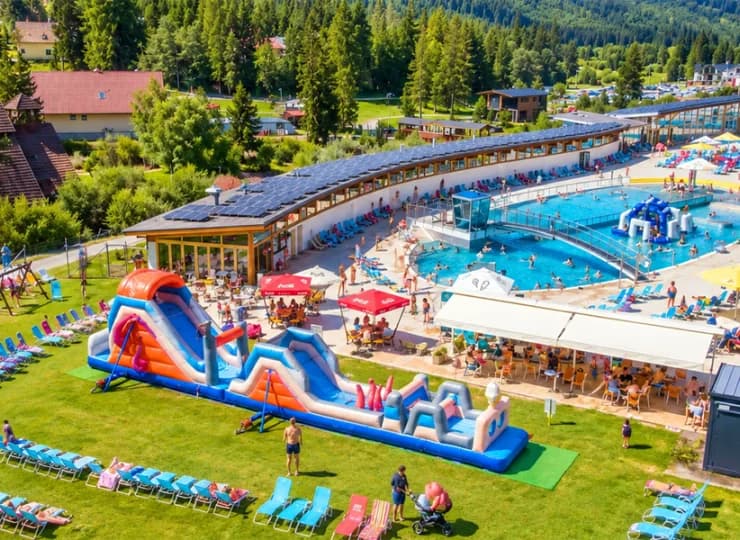 Latem jest tutaj do dyspozycji więcej przestrzeni zabaw dla dzieci