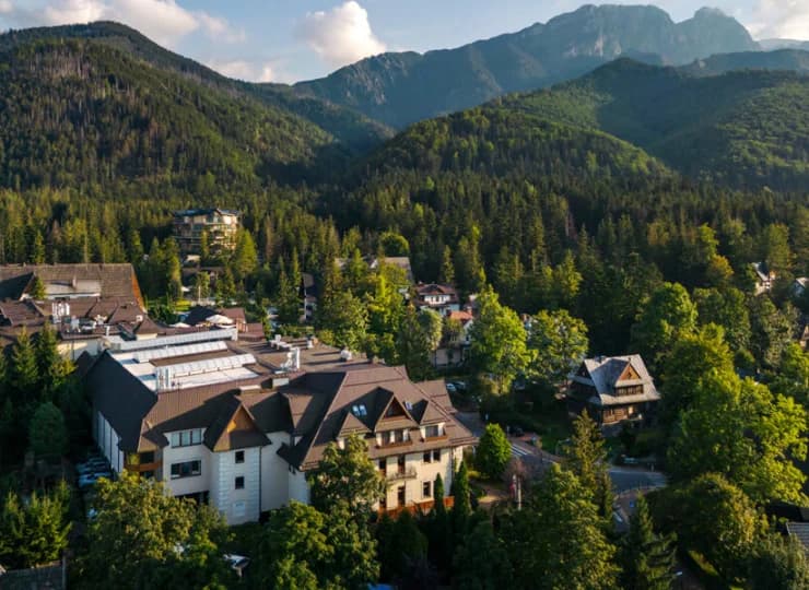 Hotel jest położony u wylotu Doliny Białego tuż przy Tatrzańskim Parku Narodowym