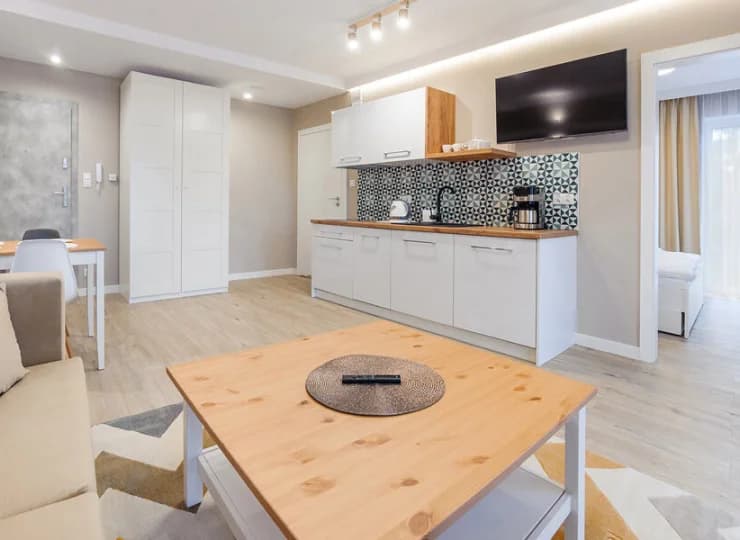 W każdym apartamencie mieści się szafa oraz TV