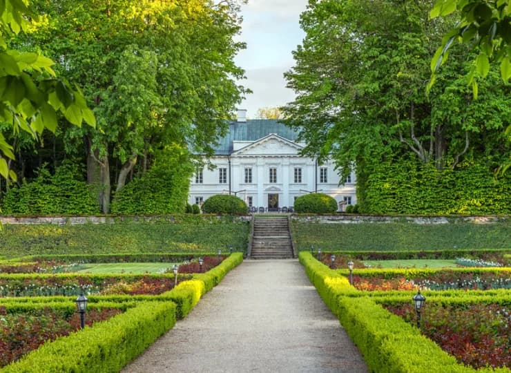 Pałac Mała Wieś jest położony pod Warszawą, składa się z 6 budynków noclegowych