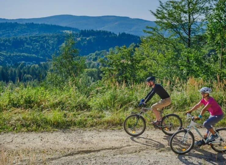 W wolnym czasie warto wybrać się na wycieczkę po okolicznych trasach rowerowych