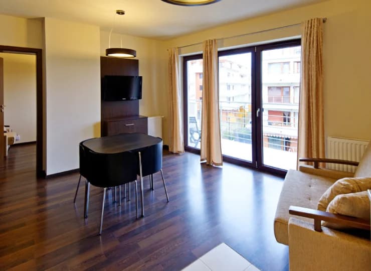 Większe apartamenty składają się z pokoju dziennego i oddzielnej sypialni