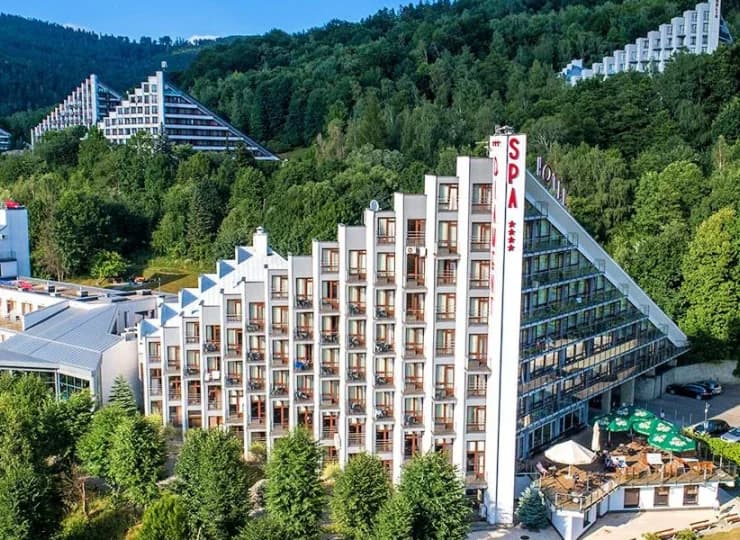 Bryła SPA Hotelu Diament to klasyczna, modernistyczna Ustrońska piramida
