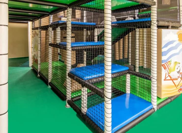 Jest sala zabaw z małpim gajem