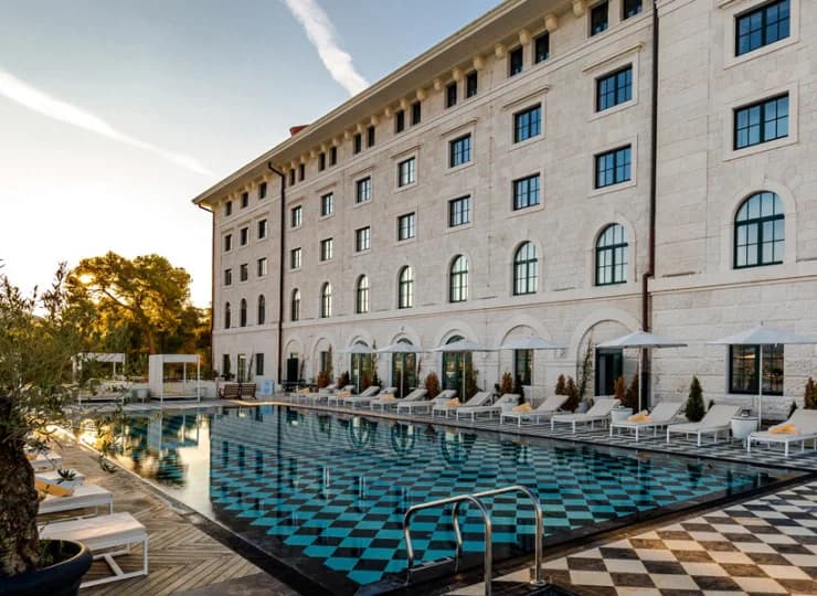 Hotel posiada zewnętrzny basen otoczony leżakami