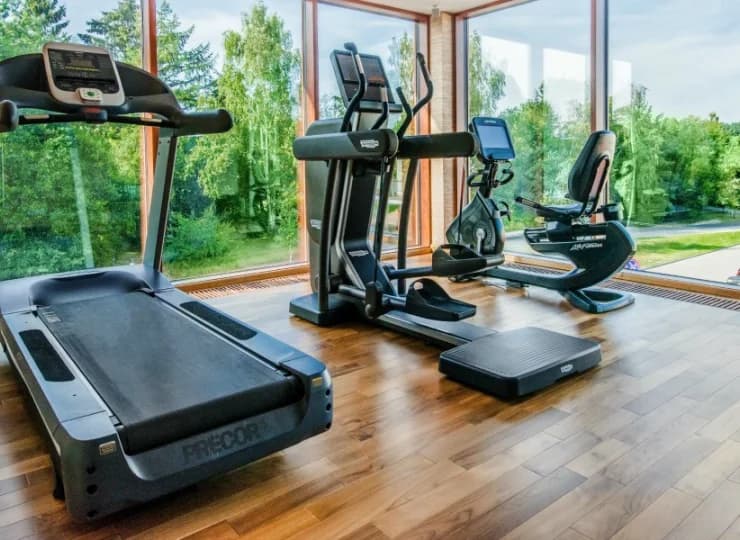 Goście mogą odbyć trening w sali cardio z przyjemnie kojącym widokiem