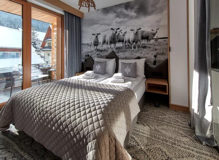 Współczesny design i komfort łączą się tu z tradycyjnym drewnem i kamieniem