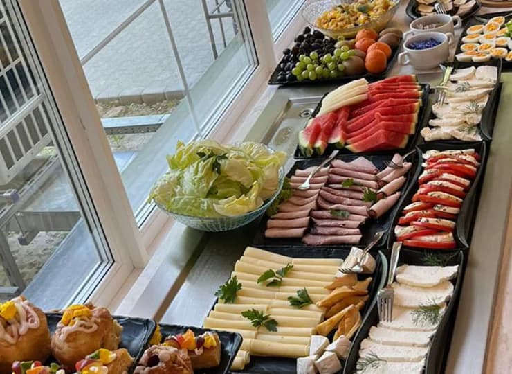 W pozostałej części dnia hotelowa restauracja zaprasza na dania z menu