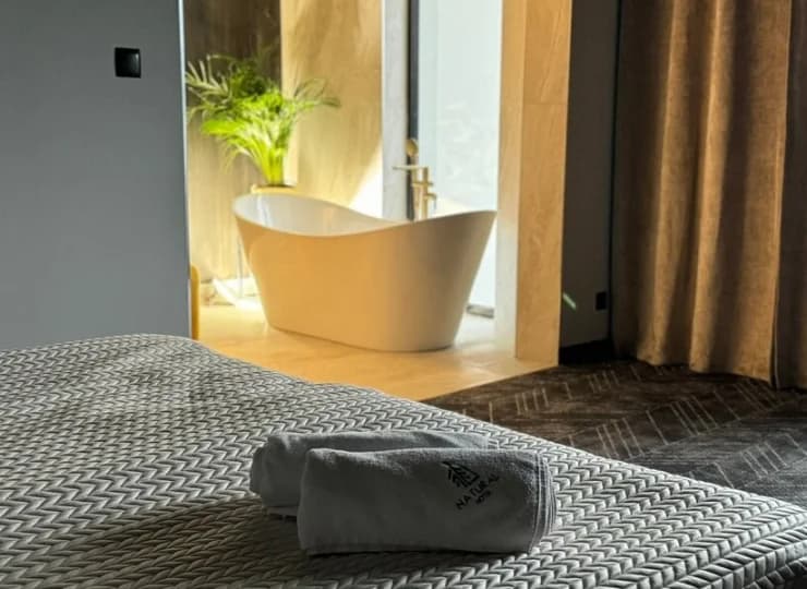 W łazience apartamentu jest wolnostojąca wanna