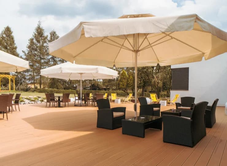 Hotel Mercure posiada strefę chillout dla spragnionych słońca