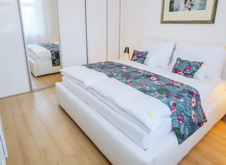 Apartament 3-pokojowy ma 2 odrębne sypialnie, w sypialni jest szafa
