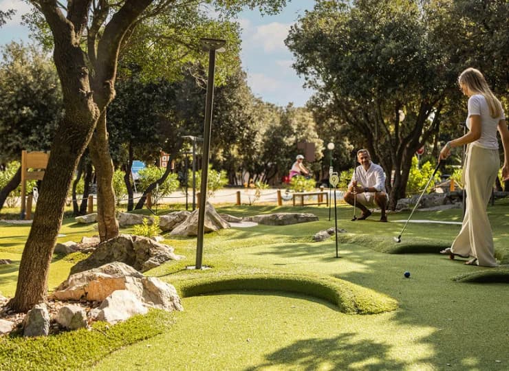 Resort przygotował 18-dołkowe pole do minigolfa