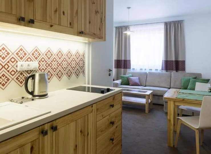 Apartament Smrek ma aneks kuchenny i stół z krzesłami