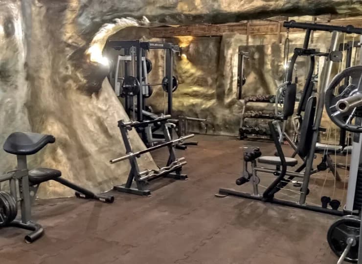 Dla gości przygotowano siłownię, utrzymaną w klimacie jurajskim
