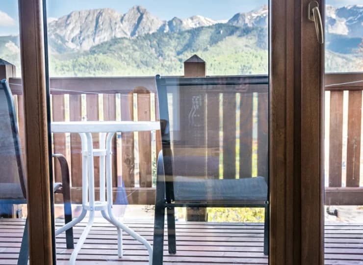 Pokoje premium posiadają balkony w większości z widokiem na Tatry