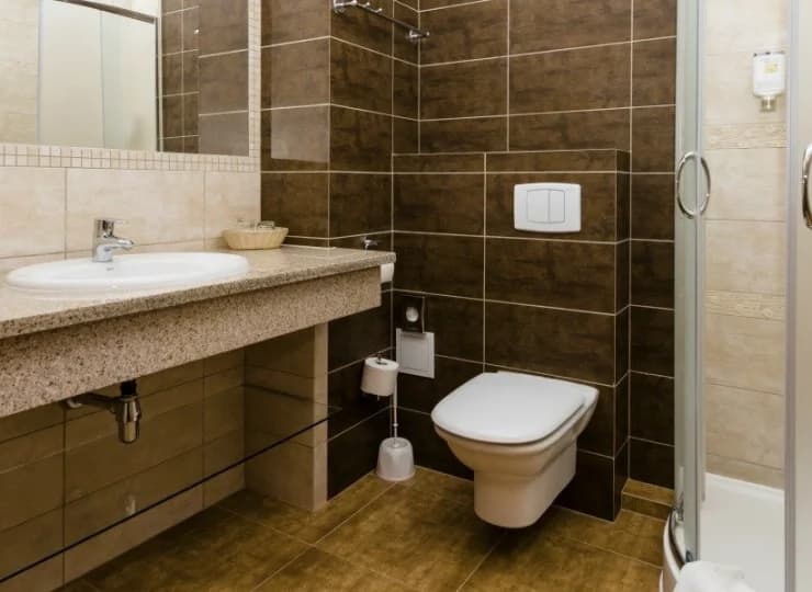 W łazienkach znajduje się prysznic, ręczniki, suszarka i zestaw kosmetyków