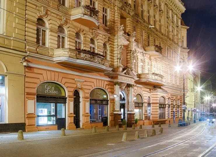 Położony jest w ścisłym centrum Bydgoszczy