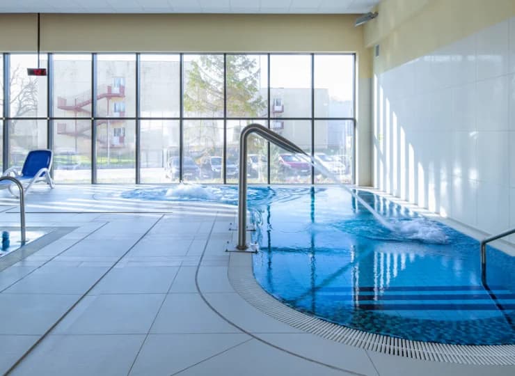 W hotelu znajdują się 2 baseny z atrakcjami wodnymi