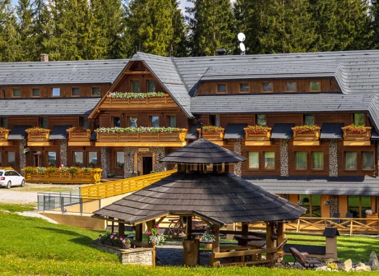 Budynek hotelowy jest komfortowy i nowoczesny